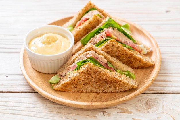 Hausgemachtes Thunfisch-Sandwich