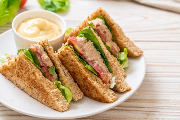 Hausgemachtes Thunfisch-Sandwich