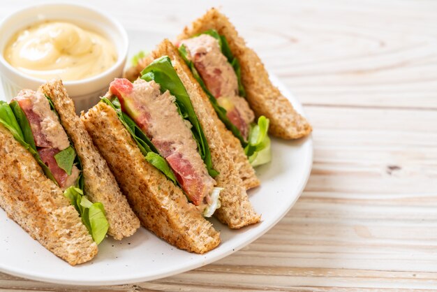 Hausgemachtes Thunfisch-Sandwich