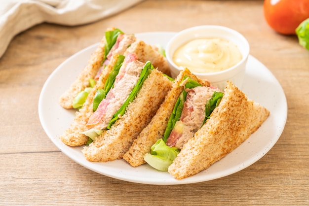 Hausgemachtes Thunfisch-Sandwich