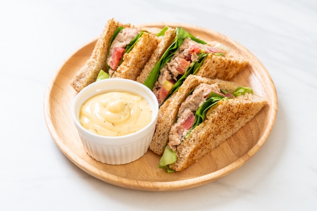 Hausgemachtes Thunfisch-Sandwich