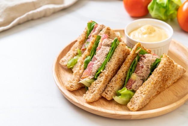 Hausgemachtes Thunfisch-Sandwich