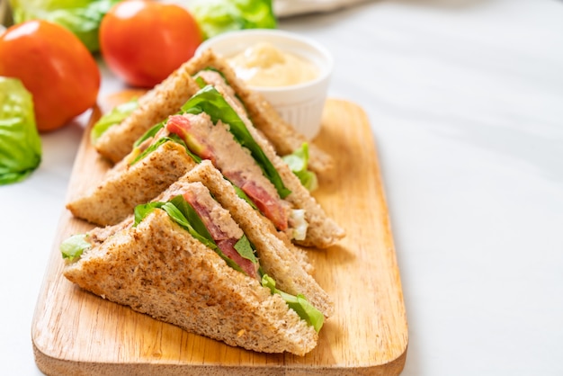 Hausgemachtes Thunfisch-Sandwich