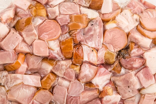 hausgemachtes Trockenfleisch, Basturma ganz und in Stücken, Küchenschneidebrett, dunkel und launisch, Clousup