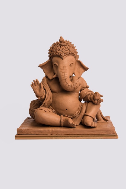 Hausgemachtes umweltfreundliches Ganesh oder Ganpati Idol oder Murti, hausgemacht. selektiver Fokus