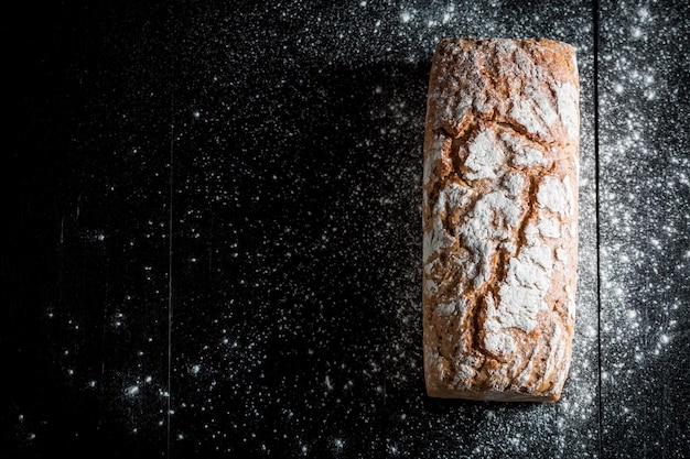 Hausgemachtes und frisches Brot mit mehreren Körnern zum Frühstück