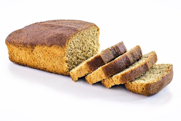 Hausgemachtes veganes Bananenbrot auf isolierter weißer Oberfläche