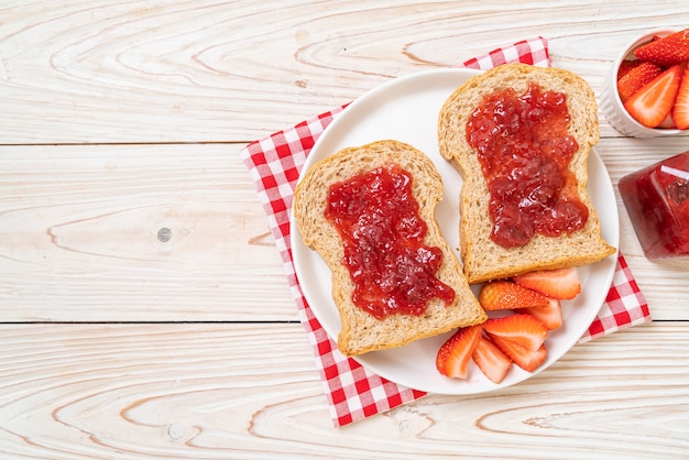 hausgemachtes Vollkornbrot mit Erdbeermarmelade und frischer Erdbeere