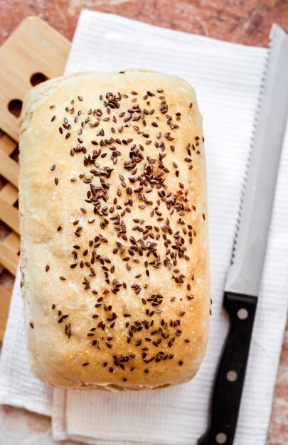 Hausgemachtes Weizenbrot mit Leinsamen auf einem Küchentisch Flache Ansicht von oben