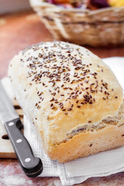 Hausgemachtes Weizenbrot mit Leinsamen auf einem Küchentisch