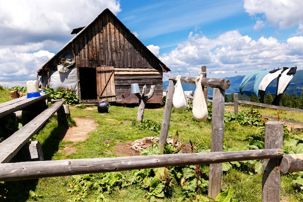 Haushalt mit hängendem Reifekäse in den Bergen