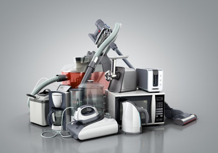 Foto haushaltsgeräte gruppe von staubsauger mikrowellen-eisen kaffeemaschine dampfkessel toaster fleischmäher isoliert auf grauem hintergrund 3d