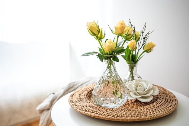 Hauskomposition mit Blumen in einer Vase im Inneren eines weißen Raums