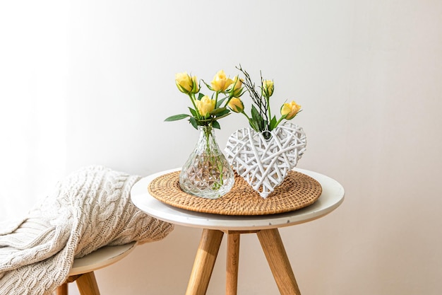 Hauskomposition mit blumen in einer vase im inneren eines weißen raums