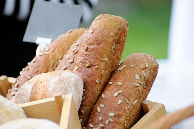 Hausmannskost aus Vollkorn und Körnern mit Brot