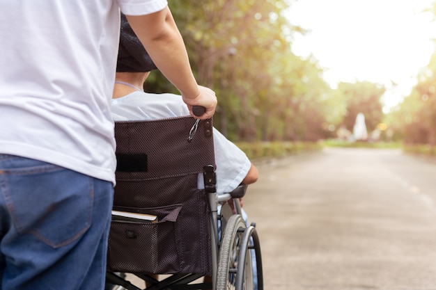 Hausmeister mit Patienten im Rollstuhl