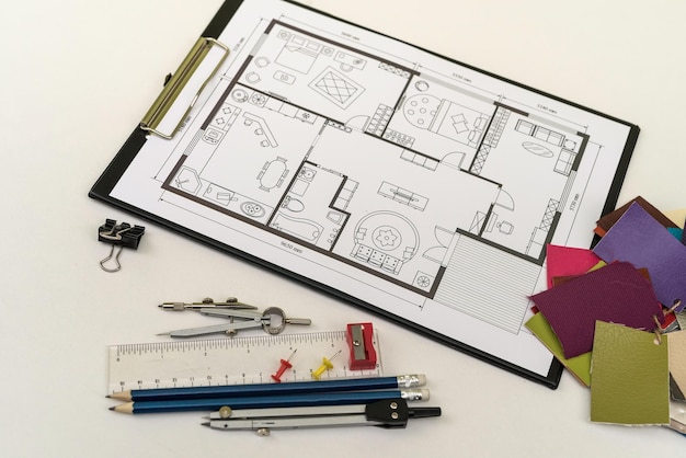 Hauspläne mit Farbpaletten für die Reparatur am Heimprojekt am Arbeitsplatz