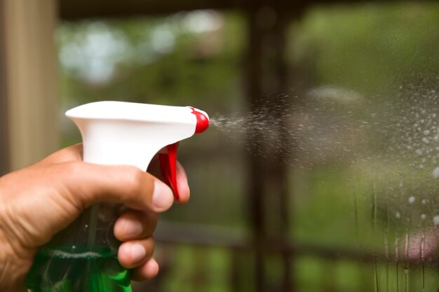 Hausreinigung Sprühen aus antibakterieller Sprühflasche