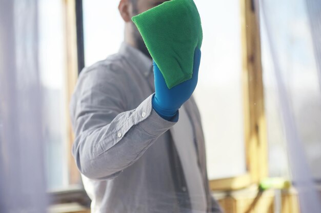 Hausreinigungskonzept. Wischen Sie Staub von Oberflächen ab. Desinfektionsbehandlung von Türgriffen TV elektrisch. Sanitäre Behandlung zu Hause in Quarantäne.