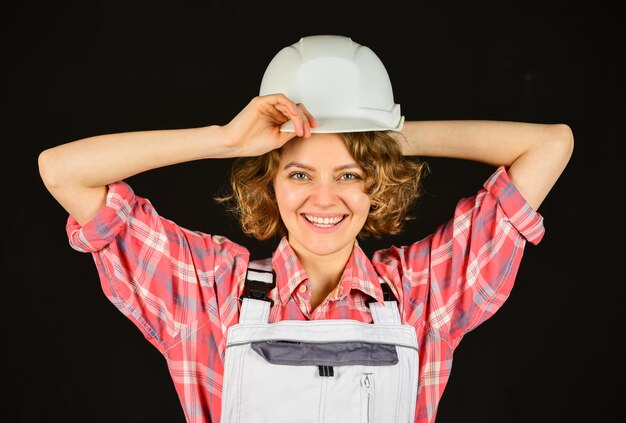 Hausrenovierung planen. Mädchen auf der Baustelle. Lagerarbeiterin. Weiblicher Qualitätsprüfer. weibliche Bauarbeiterin. weiblicher Baumeister im Hardhat. ingenieurin oder architektin arbeiten.