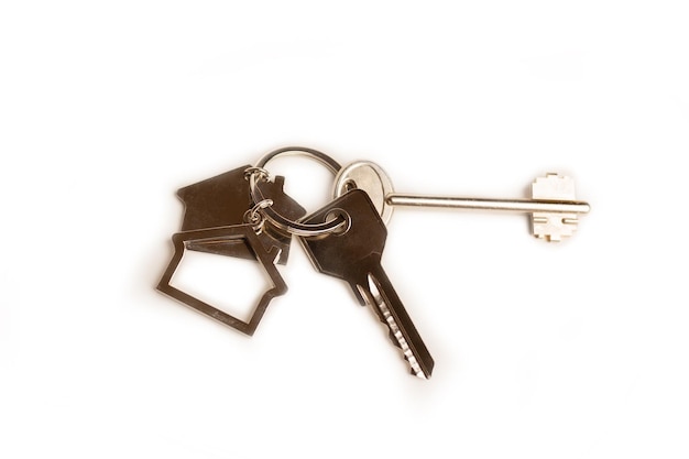 Hausschlüssel mit einem hausförmigen Schlüsselbund isoliert auf weißem Hintergrund