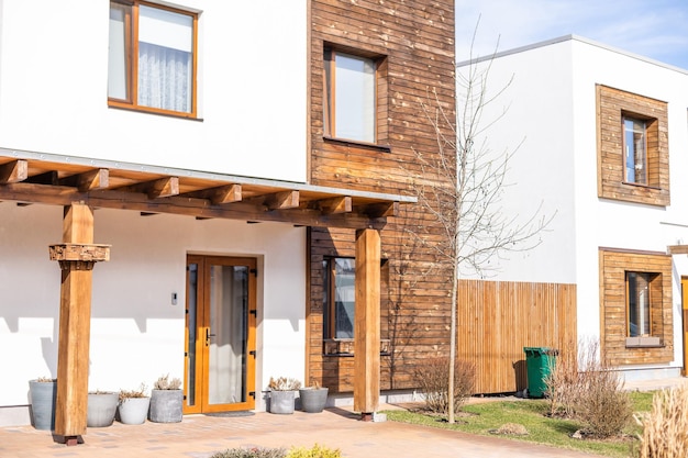 Haustür des neu gebauten Hauses in der Nähe.