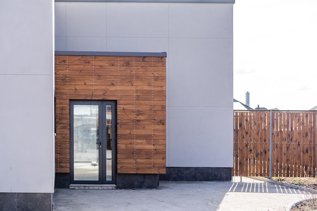 Haustür des neu gebauten Hauses in der Nähe.