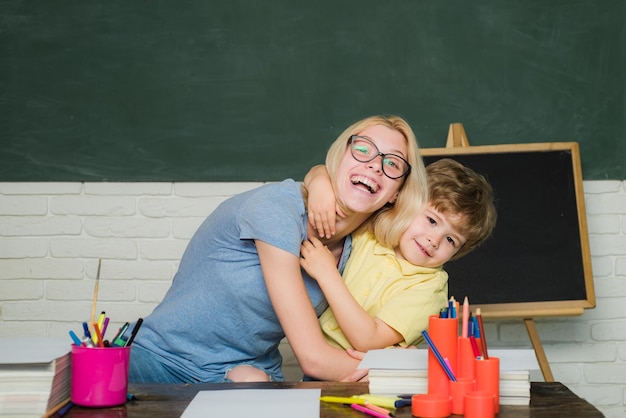 Foto hausunterricht oder privatschullehrer und kinderschule und kinderkonzept junge und mädchen von der grundschule