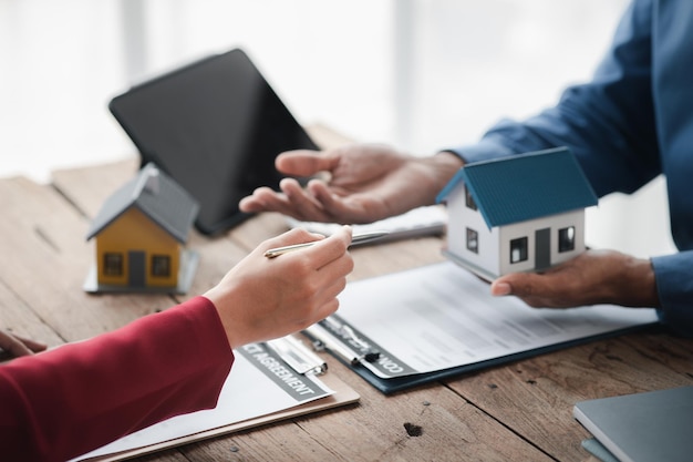 Hausverkäufer Vertriebsmitarbeiter empfehlen Wohnungsdetails im Projekt für Kunden, die daran interessiert sind, die Häuser im Projekt Immobilienhandelskonzept zu besichtigen