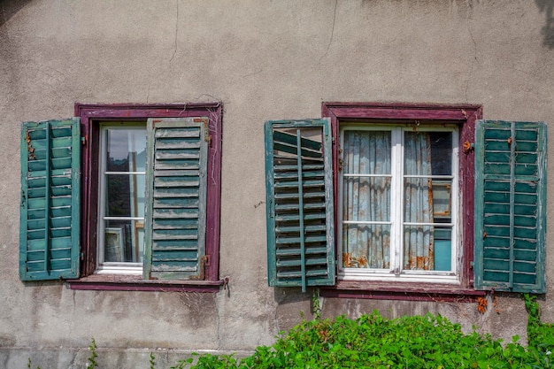 Hauswand mit alten Fenstern in Schaffhausen, Schweiz