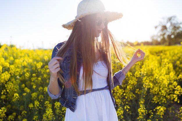 Haut kaukasischen grünen sonnigen Frühling