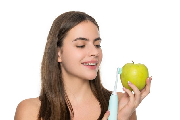 Hautentgiftung einer positiven Frau auf einem Hintergrundfoto, das die Hautentgiftung einer Frau mit Apfel zeigt