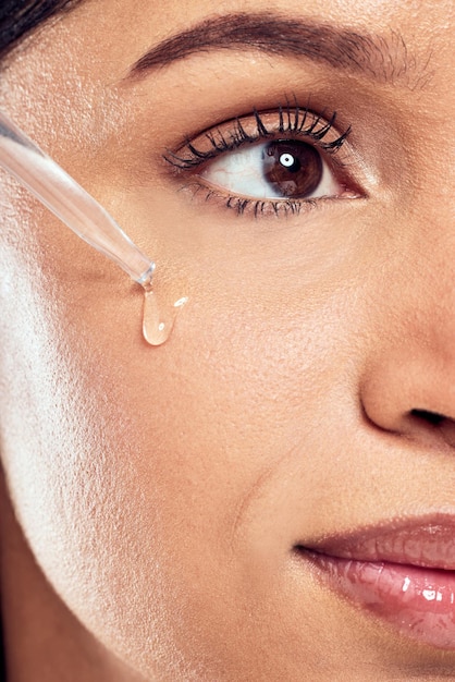 Hautpflege-Close-up und Frau mit Serum für Glanz Anti-Aging-Vorteile und Lösung für Hauttextur Dermatologie-Modell Mädchen und Tropfer mit Gesichtsöl mit Hyaluronsäure oder Kollagen für Schönheit