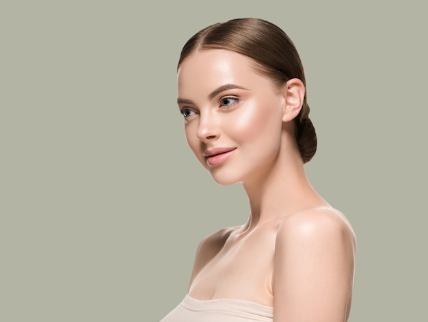 Hautpflege-Frauengesicht mit gesunder Schönheitshautnahaufnahme kosmetisches Alterskonzept. Hintergrundfarbe grün