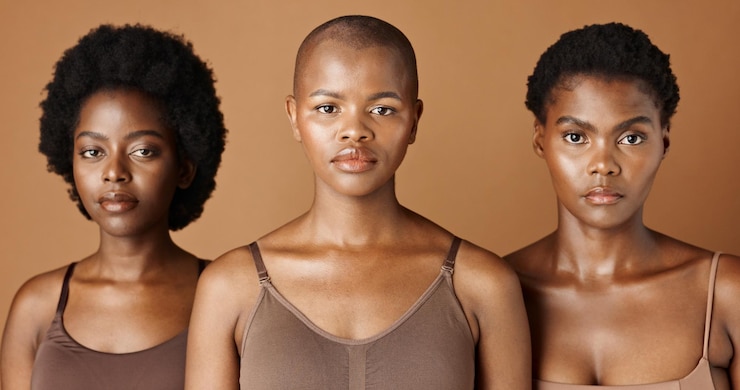 Foto hautpflege gesicht oder afrikanische modelle mit schöner leuchtender haut oder afro isoliert auf braunem hintergrund gesichtsdermatologie schwarze frauen oder natürliche kosmetika für make-up im studio mit freundinnen oder menschen