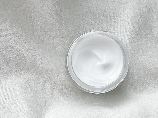 Hautpflege Kosmetik Gesichtscreme Feuchtigkeitscreme Glas auf weißem Hintergrund Schönheitsprodukt Flatlay Nahaufnahme
