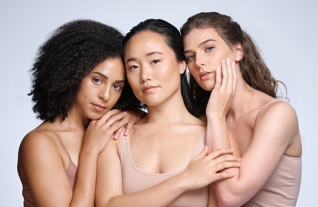 Hautpflege-Make-up-Vielfalt und Frauen mit Unterstützung bei der Vermarktung von Dermatologie und Kosmetik auf Studiohintergrund Hautschönheits-Spa und Gesichtsporträt von Modellfreunden, die für kosmetische Wellness werben