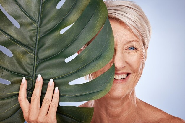 Hautpflege Porträt von reifer Frau und Blatt Bio-Kosmetik für Gesicht auf Studiohintergrund Gesundheit, Schönheit und Ruhestand, glückliche Dame in Australien Dermatologische Kosmetik und gesundes Haar und Körper