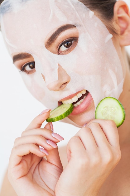 Hautpflege Schönes Mädchen mit Blattmaske auf ihrem Gesicht