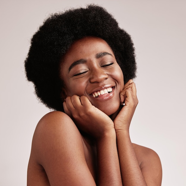 Hautpflege Schönheit und Gesicht der schwarzen Frau im Studio glücklich mit Dermatologie Kosmetik und Make-up Ästhetisches Modell mit Händen auf natürlicher Gesichtshaut für Selbstliebe Gesundheit und Wellness für Spa-Hintergrund
