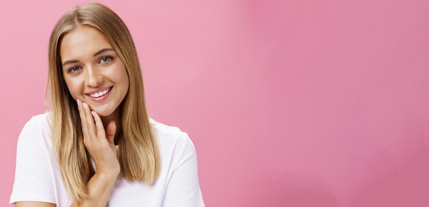 Hautpflege Schönheit und Haut positives Konzept charmantes und zartes kaukasisches Mädchen in weißem T-Shirt touchin