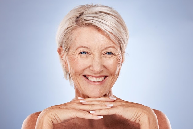 Hautpflege Schönheit und Porträt einer älteren Frau mit einer natürlichen gesunden Gesichtsroutine im Studio Kosmetik Wellness und glückliche ältere Dame mit Anti-Aging-Gesichtsbehandlung isoliert durch grauen Hintergrund