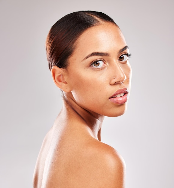 Hautpflege Schönheit und Porträt einer lateinischen Frau im Studio auf weißem Hintergrund für die Körperpflege Wellness gesunde Haut und Gesicht des jungen weiblichen Modells für Make-up-Dermatologie und kosmetische Schönheitsprodukte