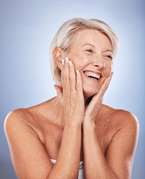Hautpflege-Selbstpflege und ältere Schönheitsfrau, die mit natürlicher Anti-Aging-Kosmetik, Gesichtshautglanz oder dermatologischen Behandlung zufrieden ist Wellness im Gesundheitswesen und ästhetisches älteres Modell mit luxuriösem Make-up