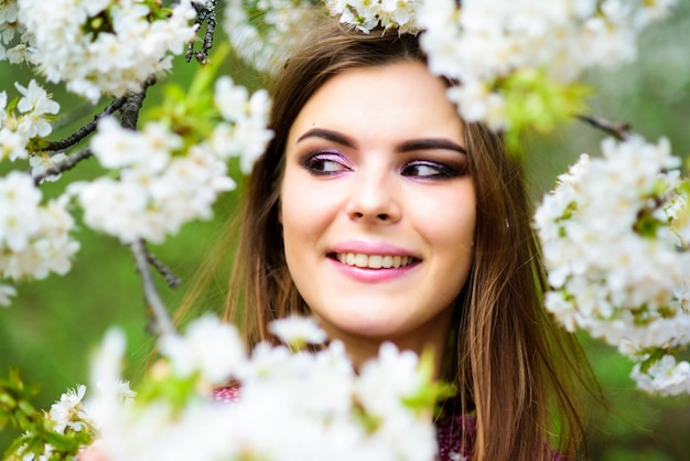 Hautpflege sommer blühende bäume und blumen sexy frau im frühling blühen natürliche schönheit make-up haar mode mode schönheit hübsche frau hautpflege mädchen wie natur kirschblume