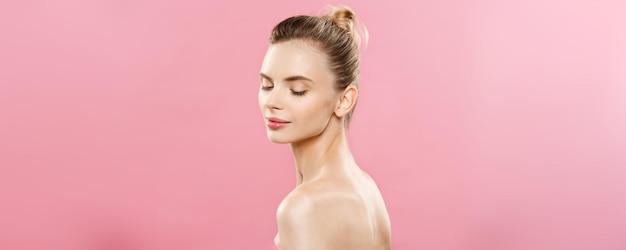 Hautpflegekonzept Charmante junge kaukasische Frau mit perfekter Make-up-Fotokomposition eines brünetten Mädchens isoliert auf rosa Hintergrund mit Kopierraum