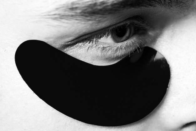 Hautpflegender schwarzer Perlenextrakt minimiert Schwellungen und reduziert Augenringe für Männer Mann mit Augenflecken