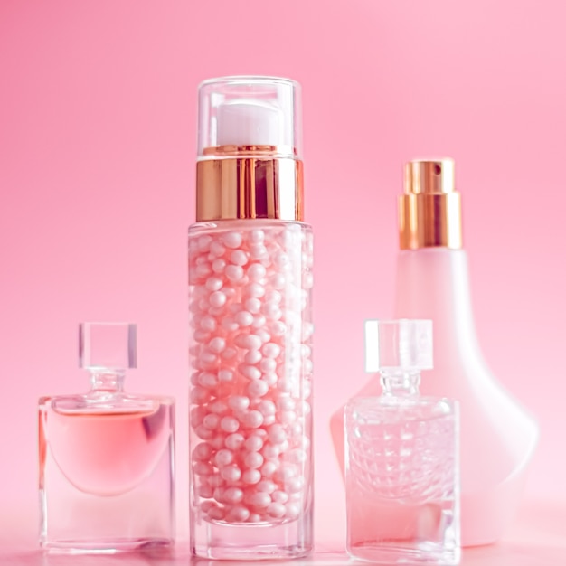 Hautpflegeparfüm und Make-up auf rosafarbenem Hintergrund Luxus-Schönheits- und Kosmetikprodukte