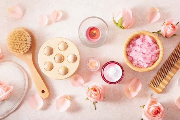 Hautpflegeprodukte und Rosenblüten. Naturkosmetik für die Spa-Behandlung zu Hause