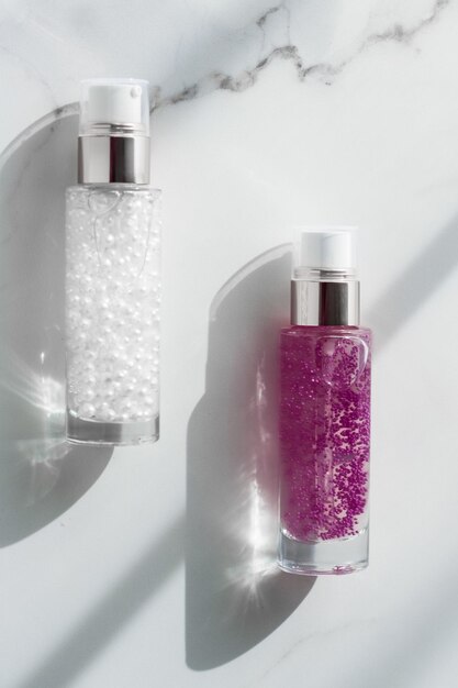 Hautpflegeserum und Gelflasche, feuchtigkeitsspendende Lotion und Lifting-Creme-Emulsion auf Marmor-Antiage-Kosmetik für Luxus-Beauty-Hautpflege-Markendesign